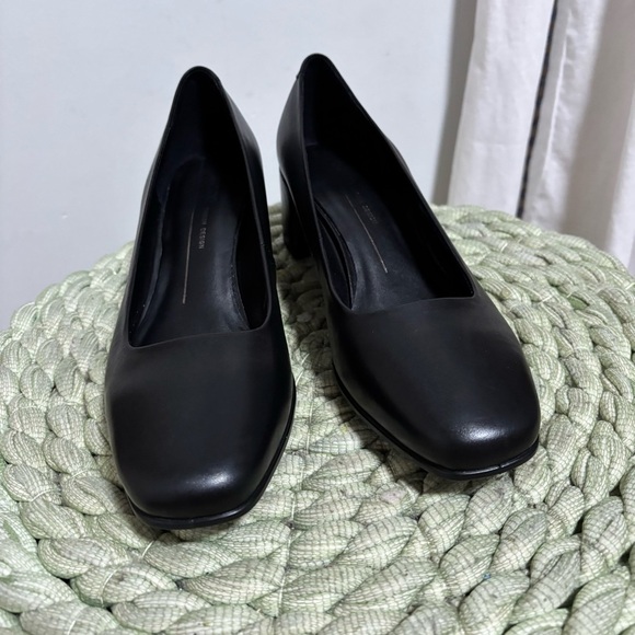 ECCO Shape 35 Squared Pump
Black Leather Block High-Heel Pumps NWOB - Picture 3 of 8